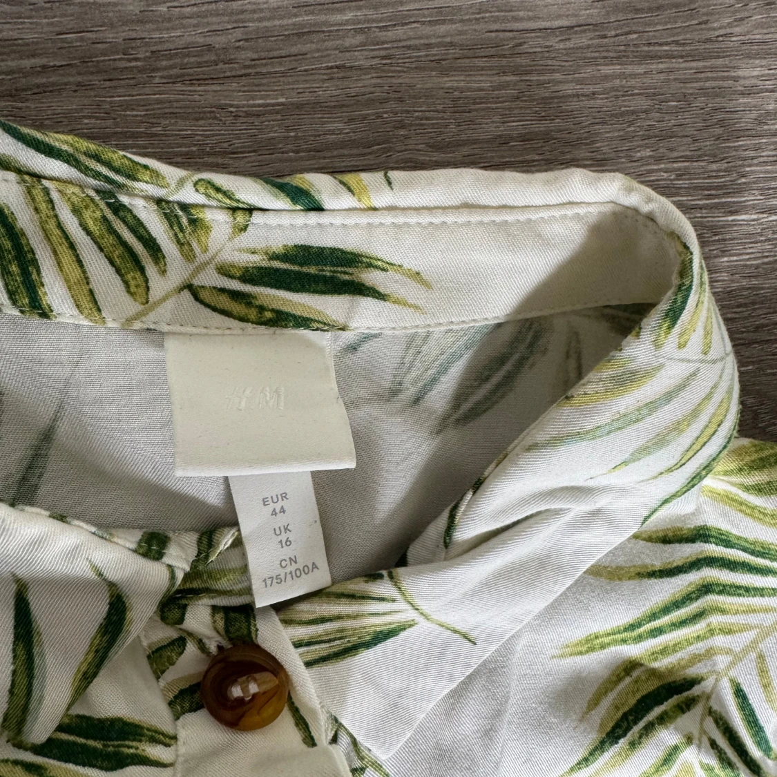 Vit klänning med grönt palmbladsmönster från H&M - 1