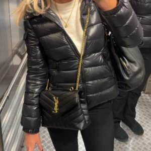 Svart pufferjacka från Moncler - Säljer en svart pufferjacka från Moncler med glansig finish och quiltad design. Äkta såklart köpte på nk för ungefär 1,5 år sedan så den kostade 11 000 säljer den bara för den tyvärr är för lite för mig❤️❤️