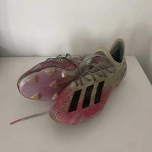 Adidas fotbollsskor  - Mycket använda men fortfarande i ok skick.