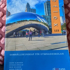 Reflex 123 Samhällskunskap för gymnasieskolan - Säljer läroboken 'Reflex 123 Samhällskunskap för gymnasieskolan' från Gleerups. Boken har ett blått omslag med en bild på Cloud Gate i Chicago och är skriven av Hans Almgren, Stefan Höjelid, Erik Nilsson och Anna Furevik. Perfekt för gymnasiestudier i samhällskunskap.