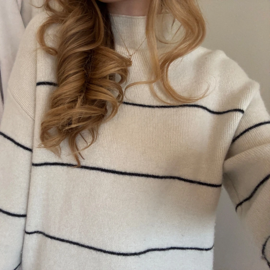 Beige stickad tröja med svarta ränder