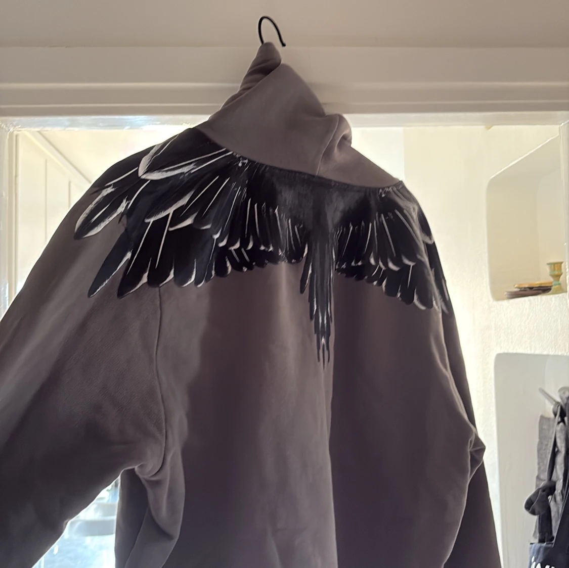 Grå hoodie med vingmönster från Marcelo Burlon - 1