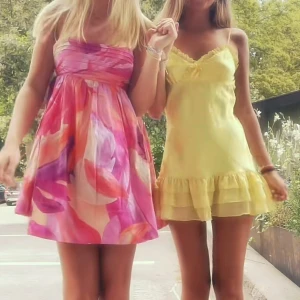 Gul klänning - Säljer denna super fina gula klänning🤭🤭