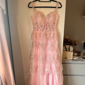 Rosa balklänning  - Säljer min jättefina balklänning som bara är använd en gång, den har små fläckar på insidan nere vid fötterna men inget som syns när man har den på sig (sista bilden) 