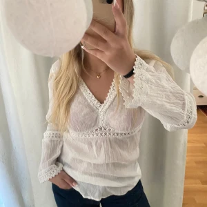Superfin vit sommarblus - Supersnygg och skön blus som passar perfekt nu till sommaren! I mycket bra skick och knappt använd, säljer då den inte kommer till användning