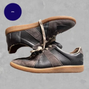 Maison Margiela Gats - Säljer nu dessa grymt snygga Maison Margiela Gats (denna färg säljs inte längre och är sjukt rare i bra skick).De är i ett använt skick, vilket bara gör de snyggare och mer unika. De har lagats i hälen så som nya där, det finns även en lapp på utsidan på ena paret (detta syns knappt när de används). Ett litet ”hål” finns vid lilltån på ena skon, går säkert att laga för nån hundralapp.| Storlek 42. | Nypris: ca 7000. | Inget og ingår, bara skorna. | Skriv vid funderingar!