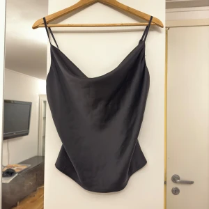 Satin topp  - Satin topp från Ginatricot i storlek 38 använd 1-2 gånger 