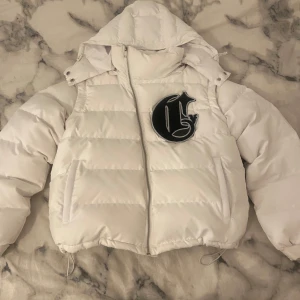 Vit pufferjacka från Corvidae - Säljer en snygg vit pufferjacka från Corvidae i storlek S. Den är används en vinter men är i allmänt bra skick förutom att den inte är lika fluffig/puffig när jag först köpte den! Köpt när de släppte den för ca 3000kr inkl tull osv! Huvan är avtagbar samt armarna så man kan ha den som väst! 🤍 DM vid frågor osv! 