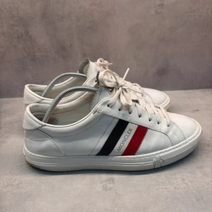Moncler skor  - Moncler skor i modellen : New Monaco leather skor. Storlek 42 passar större. Dom är i mycket fint skick.💫 Det medföljer två stycken dustbags till skorna.