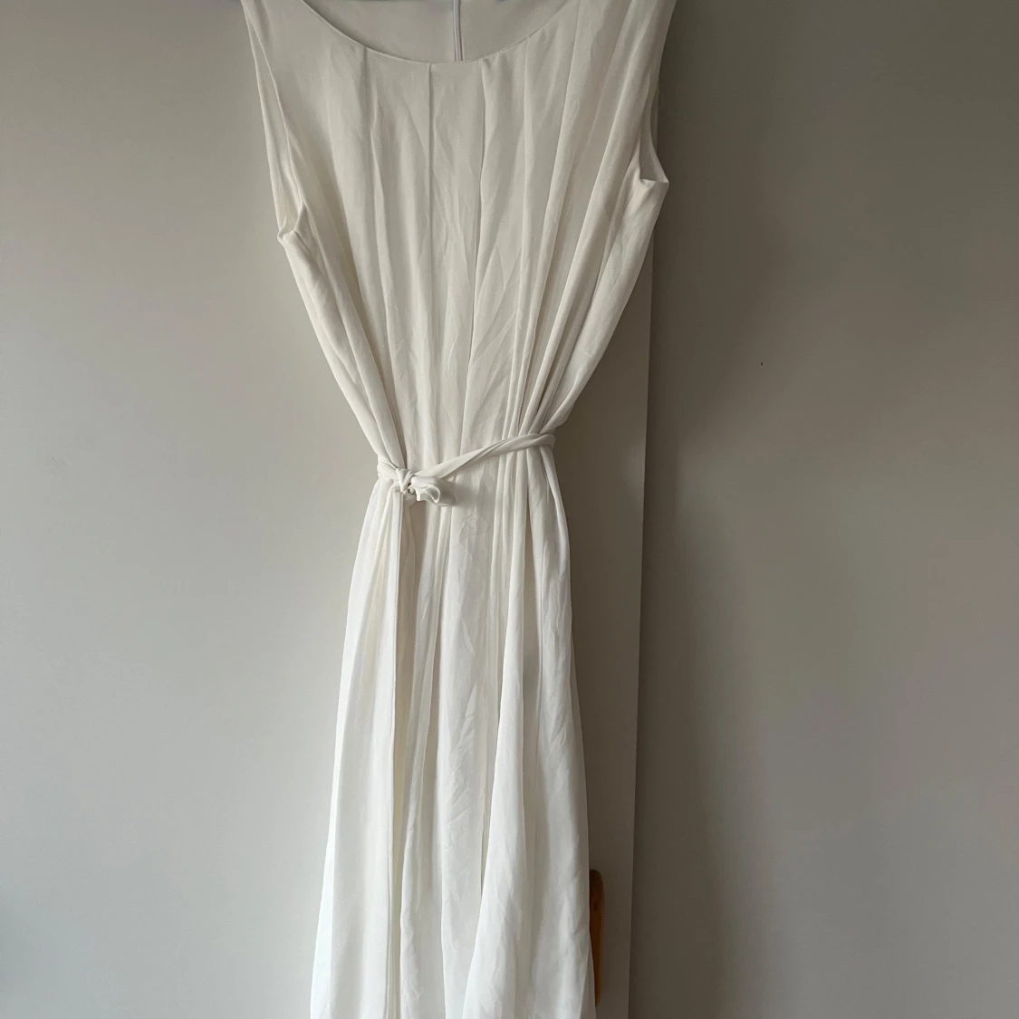 Vit ärmlös långklänning med knytband - 1