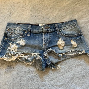 Lågmidjade jeans shorts - As snygga lågmidjade jeans shorts med slitningar. Midjemått tvärs över: 40 cm💞💞💞