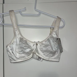 Rintaliivit - Ihanat valkoiset pehmoiset rintaliivit. Jääneet käyttämättömänä kaappiin lojumaan. Koko 70C. Kissatalous MMM, lisätietoja saa kysymällä Katsothan myös muut ilmoitukseni Mikäli hinta ei miellytä tarjoa rohkeasti 