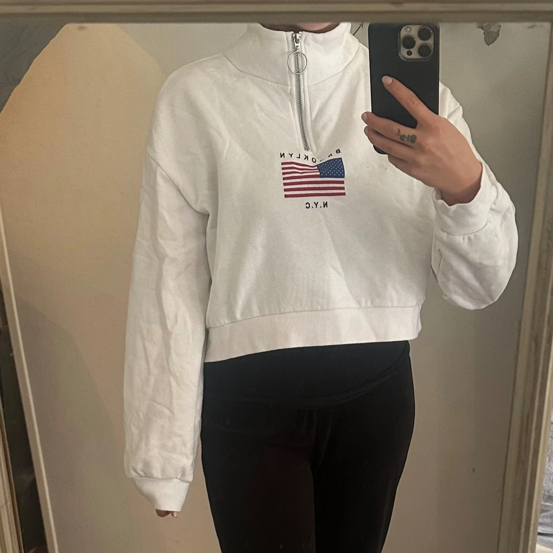 Vit croppad sweatshirt med USA-flagga - 1