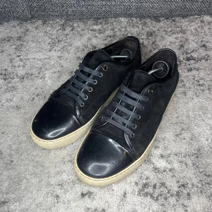 Lanvins  - Lanvins!! | Säljer dessa super snygga lanvins 💫 | Skorna är i strl 42/43 och är med glans| Skorna är 9/10 skick och sparsamt använda 🌟| Nypris - ca 4000 sek | Pris kan diskuteras vid snabb affär!! 💸 | För flera bilder eller frågor så är det bara att kontakta mig 📩