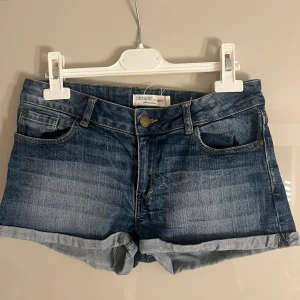 Mörkblå jeansshort - Säljer ett par mörkblå jeansshorts som passar perfekt till sommaren!