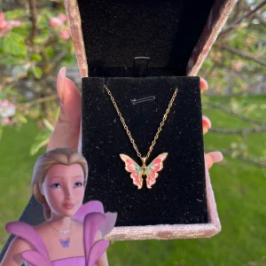 Barbie halsband  - Älskar du också Barbie? Detta är en perfekt present att ge till någon som också älskar Barbie 😍✨