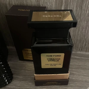 Tom Ford Tobacco Vanille Eau de Parfum 100 ml - Lyxig parfym från Tom Ford i doften Tobacco Vanille. Flaskan är svart med gulddetaljer och rymmer 100 ml. Endast testad! Vid minsta fundering kontakta oss✔️