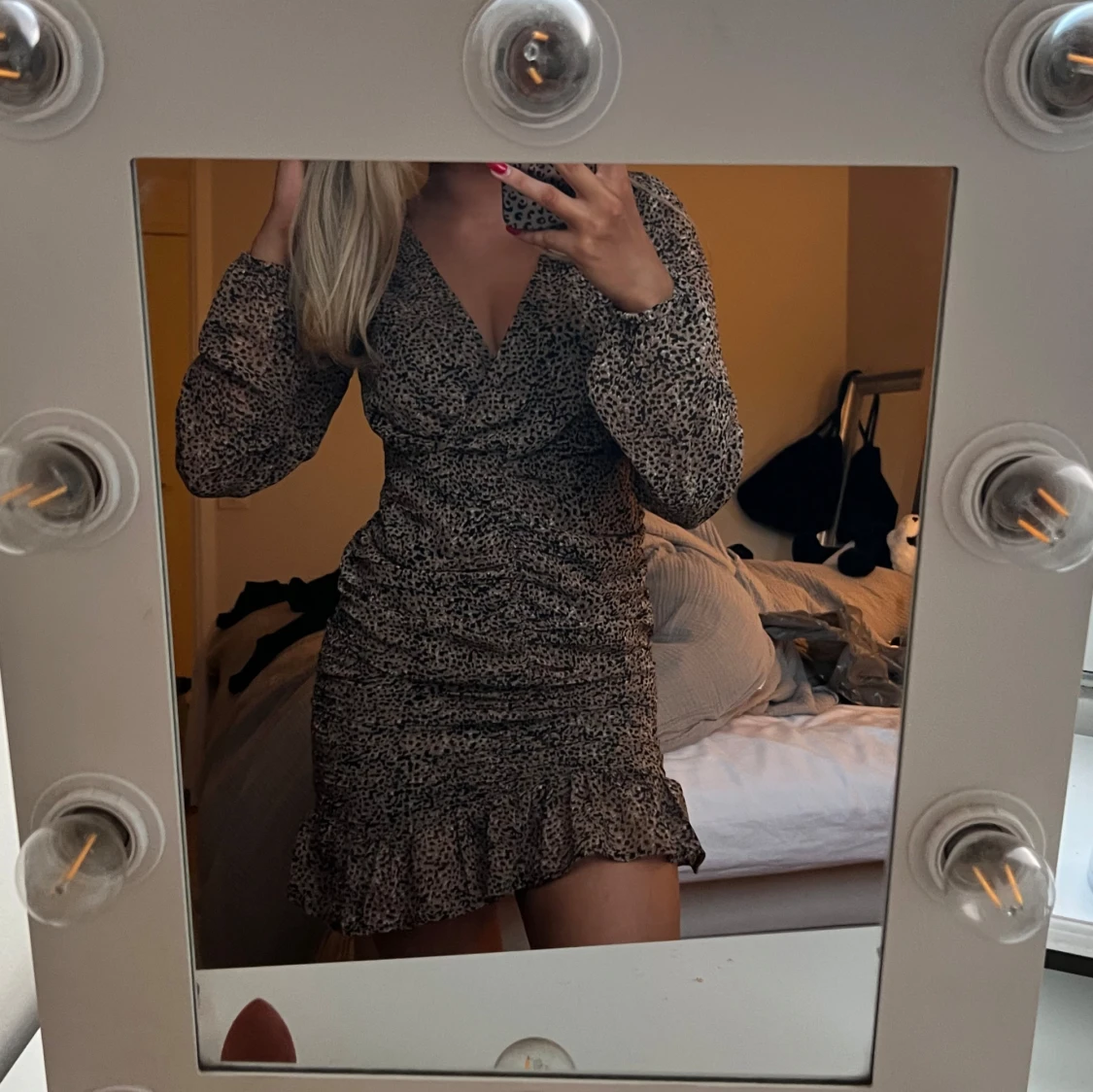 Brun leopardmönstrad omlottklänning