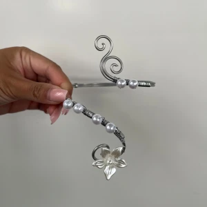 Armcuffs - 🌸Går att böja ut eller in för att få din perfekta passform 🌺 🌸Finns både i silver och guld✨  Gör även customs!! Skicka in bild eller din idé så kan vi nog säkert lösa det 🥰