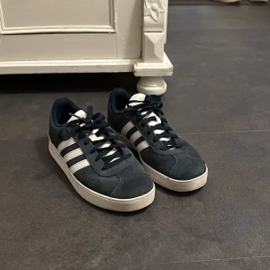 Adidas skor  - Fina blåa adidasskor, har inte använts så mycket men finns en liten skada på ena skon (bild 4). 
