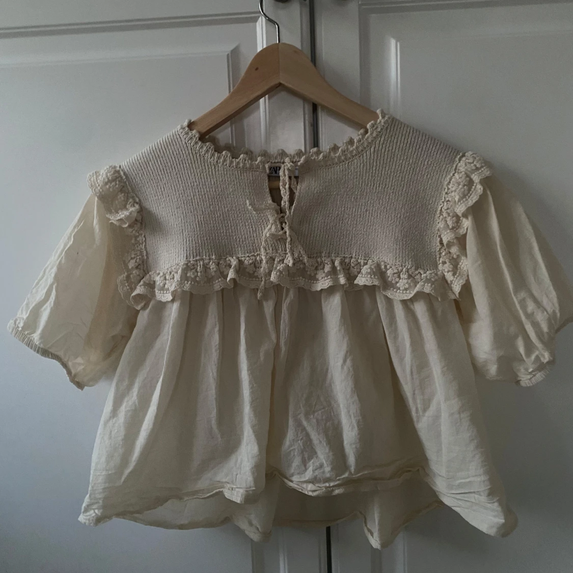 Krämvit blus med volang och spets🥰 - 1