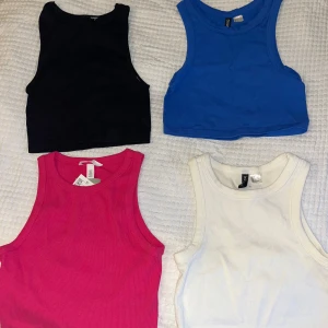 croppade linnetoppar - Fyra ribbade croppade linnetoppar. Blå, rosa och vit är från Hm. Svart är jag osäker på vart ifrån. Rosa och vit är oanvända med prislappar kvar. Lappar är bortklippa på svarta. Bra skick på alla. Alla i storlek XS. 50kr/st eller alla för 150kr. Original pris 99kr. 