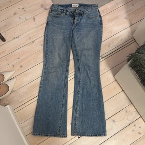 Blå bootcut jeans från A-Brand  - Säljer ett par skitsnygga ljusblå A-Brand jeans i modellen ”A’99 low boot”. Jeansen är bootcut och är låga i midjan. Använda men i mycket bra sick! Har tyvärr blivit för små för mig💕