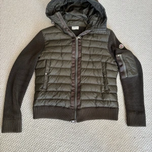  Grön cardigan Moncler - Säljer nu min sons cardigan, äkta, pris kan diskuteras 