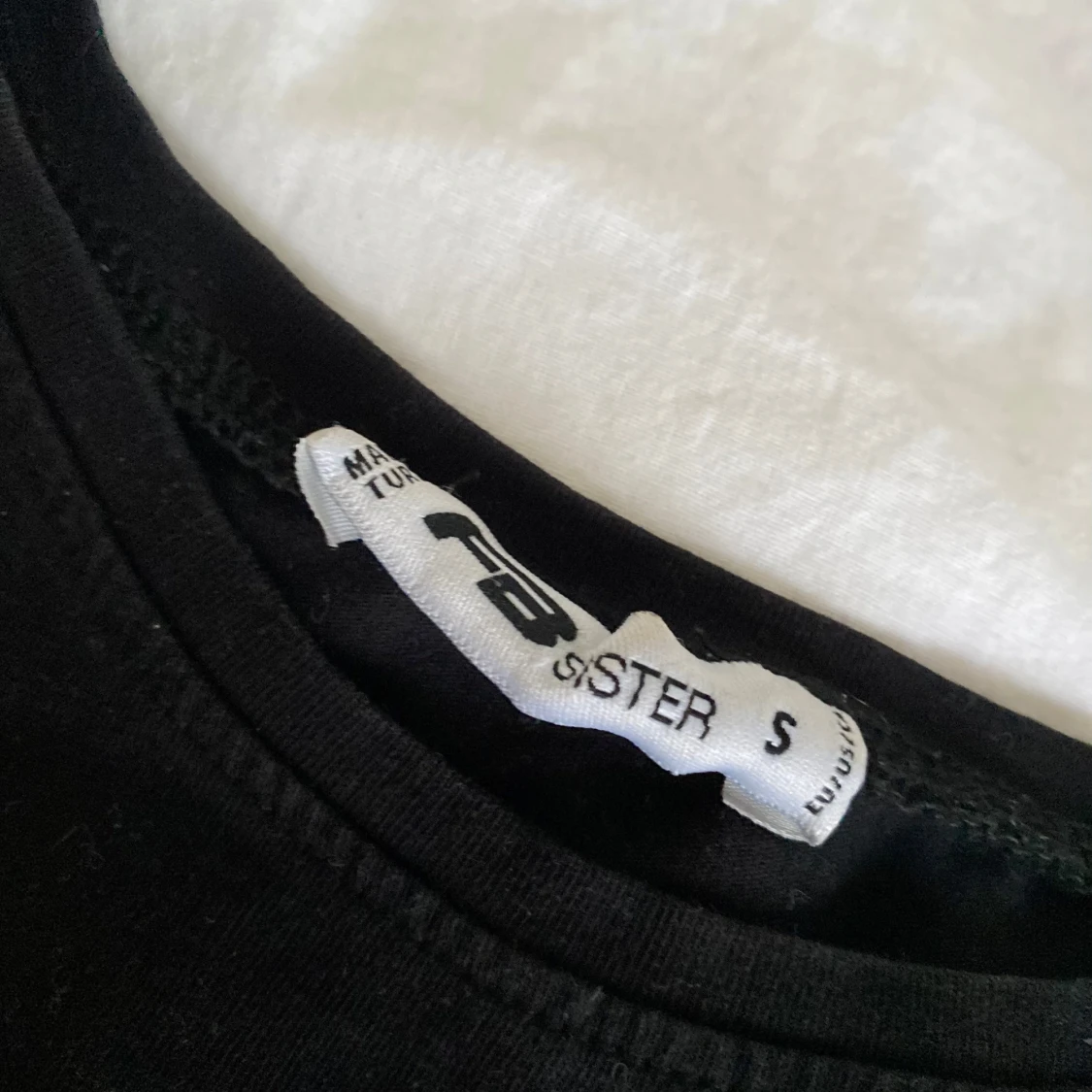 Svart t-shirt från Sisters Point - 2