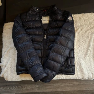 Moncler vår jacka - Tja! Säljer denna riktigt feta och unika mörkblåa jacka från moncler i strl S och i skicket 9/10 nästan helt ny och i färgen mörkblå. Hör av er om ni skulle ha några funderingar! Skicka pris förslag!