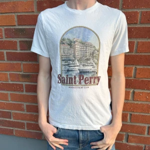 T shirt från Laidbclothing - Snygg t shirt från Laidbclothing i storlek S och modellen är 180 cm, perfekt nu till våren och sommaren!