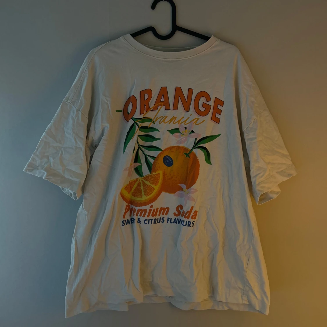 Vit oversized t-shirt med tryck från Bik Bok - 3