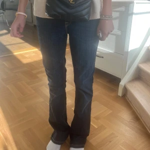 Mörkblå bootcut jeans - Snygga mörkblå jeans med bootcut passform. Midjemått är 36/37 och innerbenslängd är 78