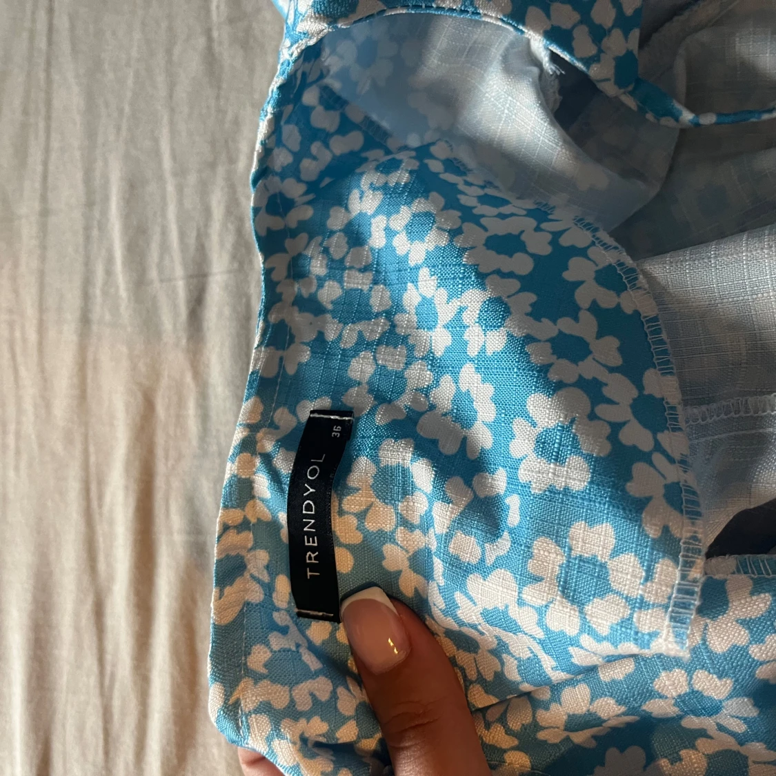 Blommig blå kortklänning från Trendyol - 2