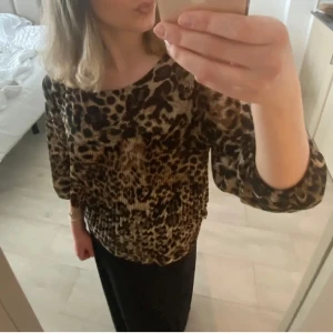 Leopardmönstrad blus  - Super snygg leopardmönstrad blus!!🐆🩷 Storlek M men passar bra till S