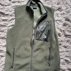 Peak Performance flecce väst - 10/10 skick || använd cirka 4 gånger|| Köpt för cirka 1000kr || Perfekt nu till våren || Storlek M men passar även S || Inga defekter || Bara att höra av sig vid minsta fundering