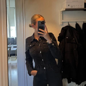 Svart byxdress  - säljer mina otroligt fina & sköna byxdress, den kommer tyvärr inte till användning längre och väljer då tyvärr att sälja den, den sitter super snyggt & är bekväm att ha på sig! jag är 168cm så den är liiiiite kort till benen, annars älskar jag den ’ 🙌🏼🥰