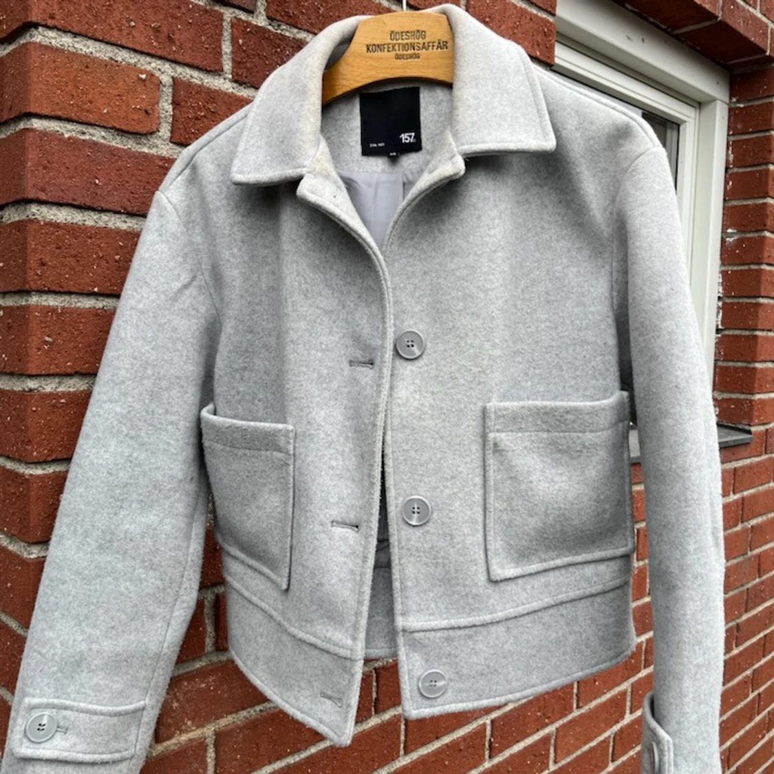 Ljusgrå ulljacka med stora fickor