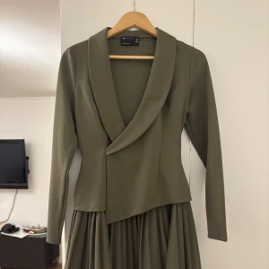 Olivgrön klänning  - Jättefin klänning från ASOS använd 2 gånger storlek 36