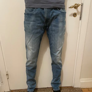 Replay Anbass Hyperflex - Modell: Anbass Hyperflex| Storlek: W32 L32| Mått: Längd 103cm och midja 41cm, men är stretchiga så passar även större| Skick: 9/10| pris: 449kr | Nypris: ca 1800kr| Tveka inte på att höra av er vid frågor eller bud.