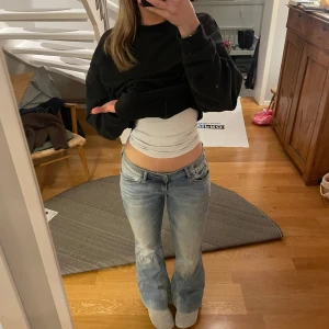 Ljusblå jeans med bootcut - Säljer ett par ljusblå lågmidjade jeans med bootcut. Jättesnygga. Skulle säga att de är stl 38 men passar dig som brukar ha 36, dem är i bra skick och har fina detaljerad innerfickor. Passar bra till allt! Bara att skriva om det är några frågor!