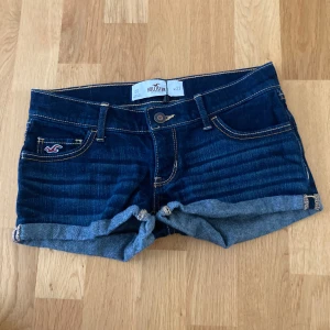 Lågmidjade jeansshorts - Säljer dessa lågmidjade jeansshorts från hollister då de tyvärr är för små. Köpta secondhand men är i bra skick! Storlek W23. Kan diskutera pris🥰