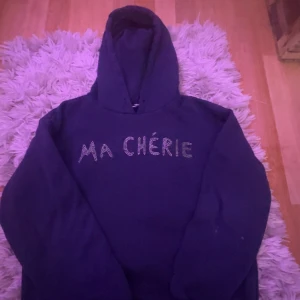 Gina Young hoodie m tryck  - säljer en mörkblå hoodie med paljetter  i stl 146/152 från Gina Young . 💗