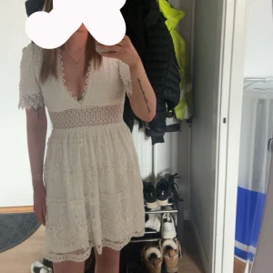 Vit spetsklänning från Gina Tricot - superfin klänning från gina tricot, fint skick, storlek 34