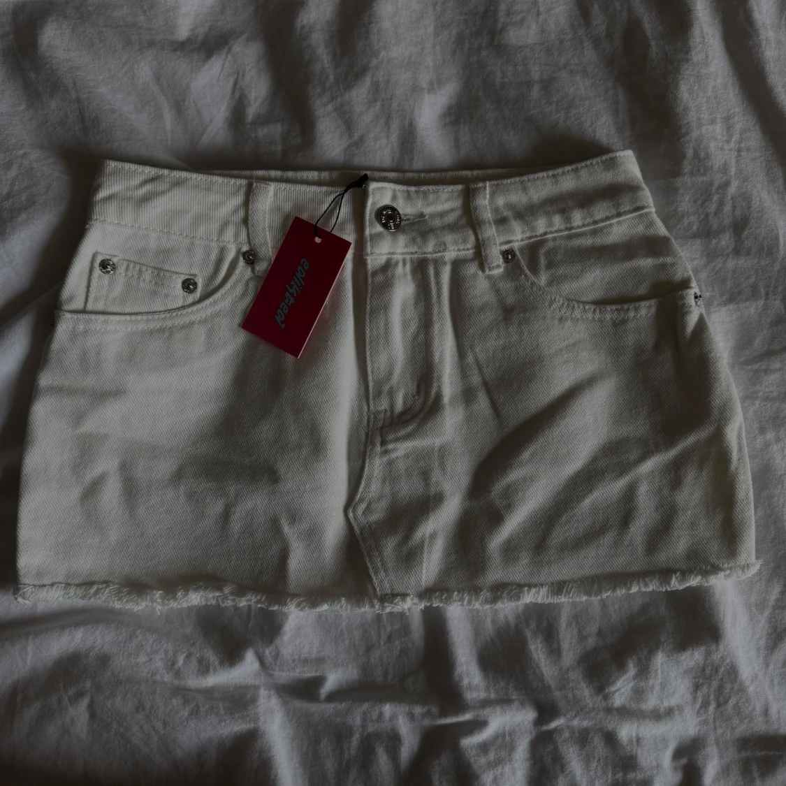 Vit jeanskjol från Edikted