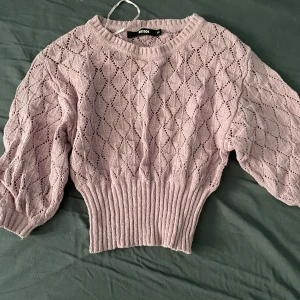 Ljuslila stickad tröja från Bik Bok - Super söt tröja som är kort från bikbok, helt ny. Pris kan diskuteras 