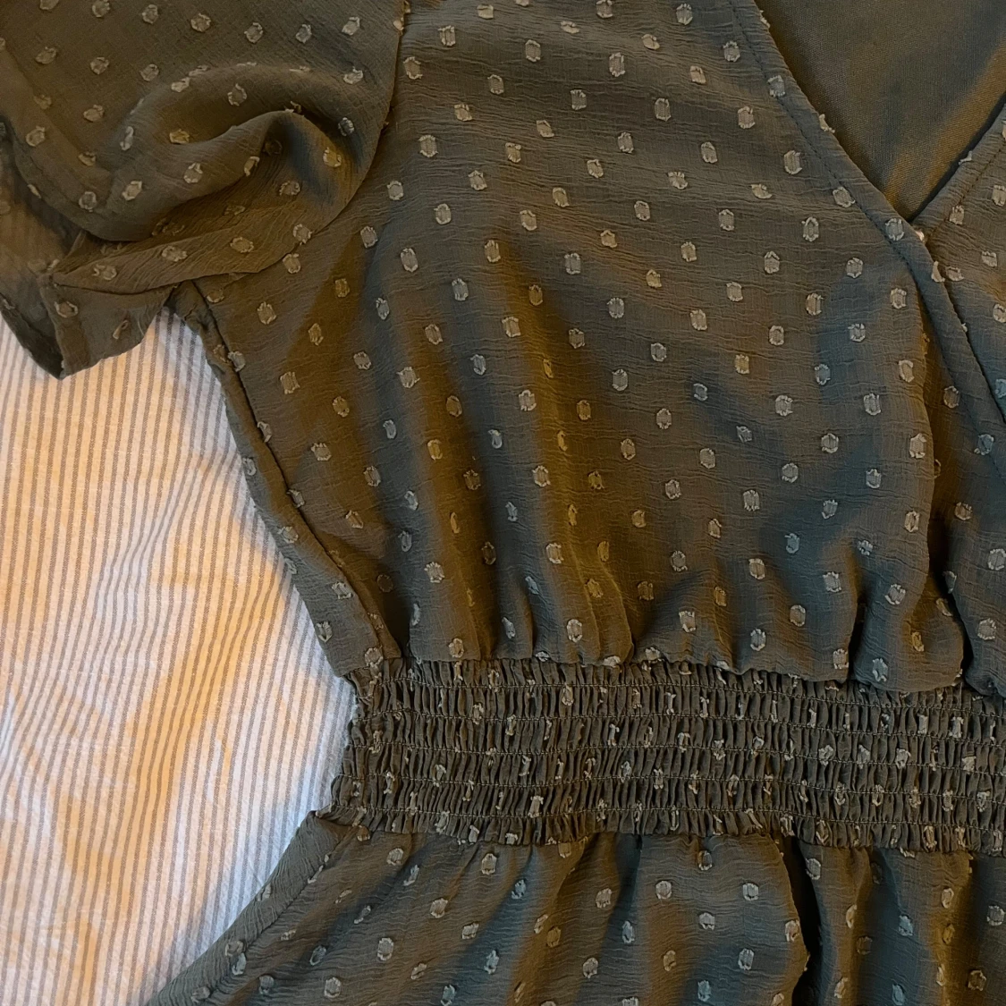 Grön blus med prickigt mönster från About You - 3