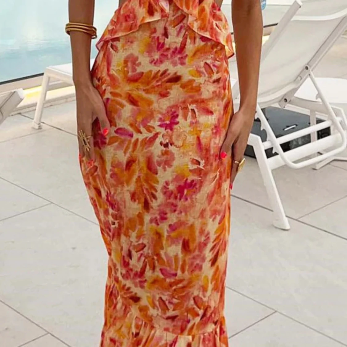 SÖKER !! Färgglad långklänning med volang