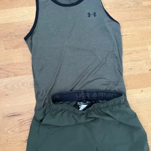 Gröna träningsshorts från Under Armour - Snygga gröna träningsshorts från Under Armour med svart logga på benet. Kvaliteten sjukt 🔥