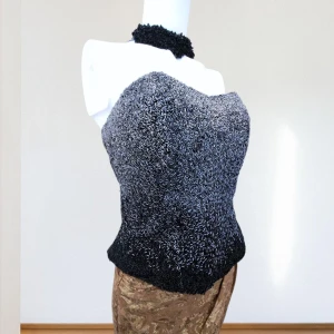 Sällsynt Vintage Handgjord korsett med Pärlor – Gotisk Romantik / Dark Academia / Fairycore – Stl M - En unik vintagekorsett från 90-talet, handgjord med omsorg. Tillverkad lyxigt och dekorerad med detaljerade handsydda pärlor, är detta plagg en dröm för älskare av gotisk stil, romantisk akademia och sagoinspirerad estetik. En verklig raritet som ger din garderob en touch av tidlös elegans. :new_moon: Detaljer:     • Storlek: M / 38–40 / UK 10–12     • Märke: Handgjord Vintage     • Skick: Vintage – mycket fint skick, all pärlbrodyr professionellt restaurerad   